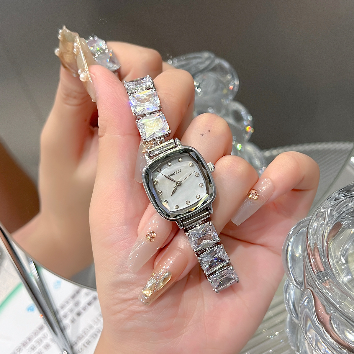 High Jewelry Watches - 2025 ハイエンドの女性の腕時計ダイヤモンドライト高級スクエアシュガー腕時計防水高美容女性ファッションクォーツ腕時計