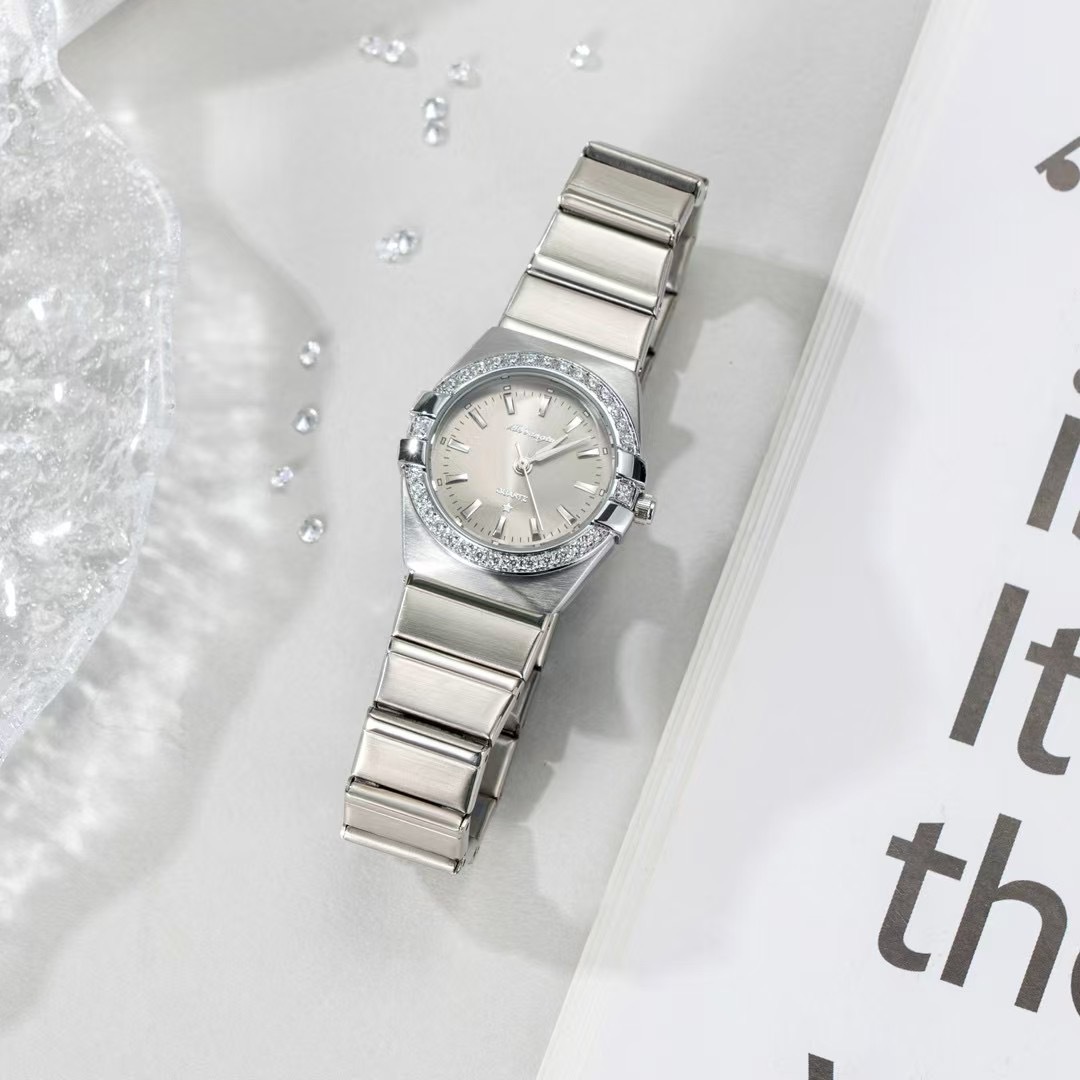 クラシックコンステレーション レディース ベゼル ビジネス  - High Jewelry Watches のレビューと価格